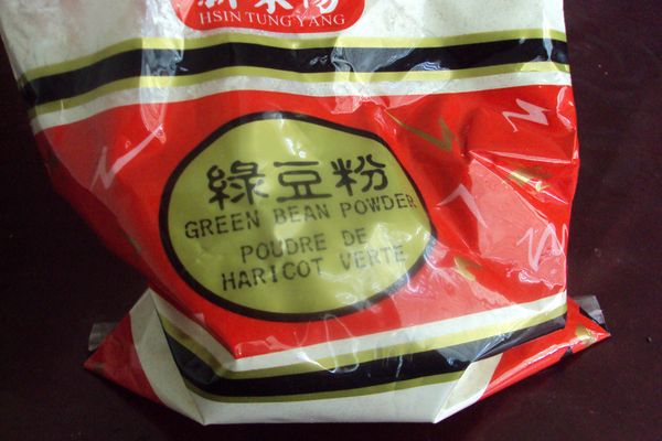 這份量大約可做18-20個,餡包得多,粉料就用少一些,則可多包幾個,綠豆粉是加工的熟粉.