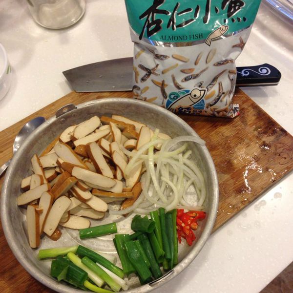 豆乾切條狀，洋蔥切絲，青蔥切段(蔥白根蔥綠分開)，辣椒斜切　