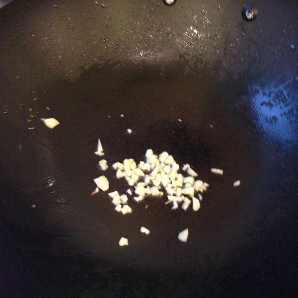 原鍋將油倒掉，爆香蒜頭