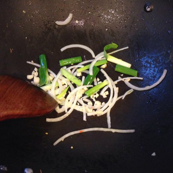 隨之加入蔥白和洋蔥及辣椒炒香後，加入杏仁小魚乾(我還加了一點花生)，一起炒香