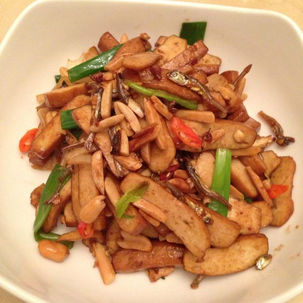 超下飯的辣炒小魚雙蔥豆乾就完成囉!