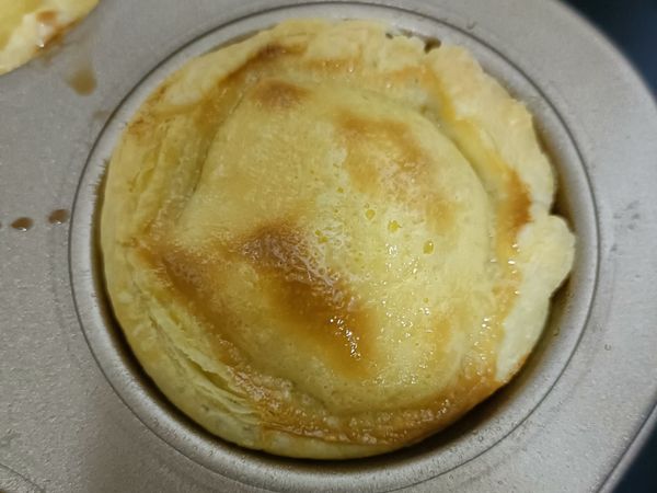 放入烤箱最下層烘烤完成
（上下火220度25分鐘）
時間到時，以叉子確認內餡是否熟了，表面是喜好的熟度即可，