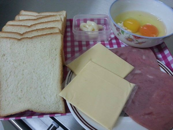 備好材料,再將烤箱用160度預熱....