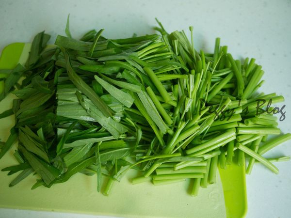 將空心菜洗淨切段備用