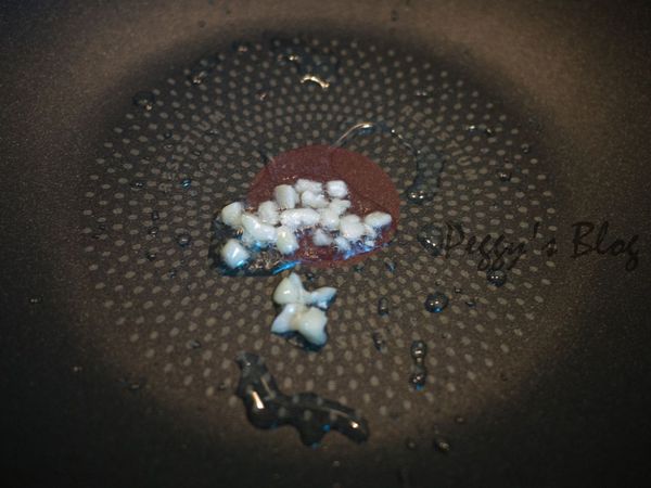 鍋中倒入少許油加入蒜末爆香