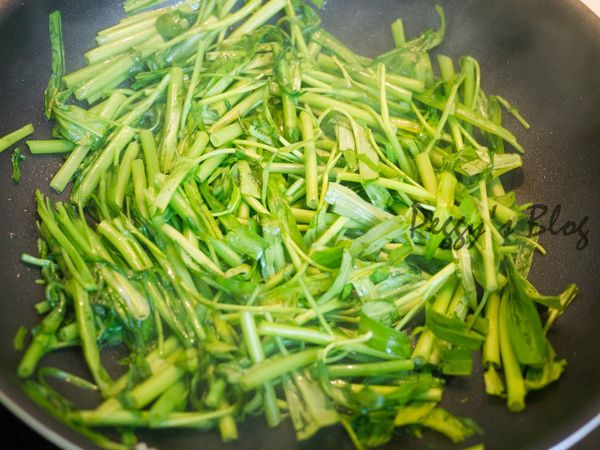 放入空心菜拌炒至熟