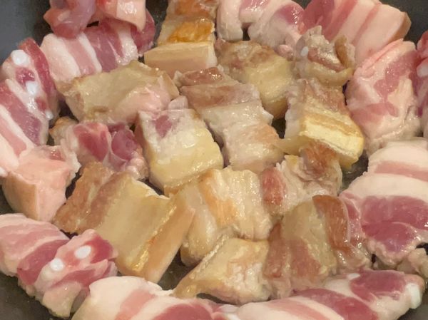 3、將五花肉乾鍋煸出油脂取出備用