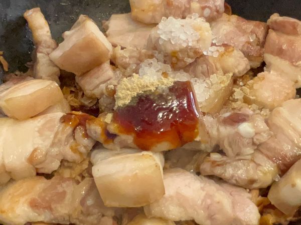 再放五花肉，加入所有調味料，翻炒均勻