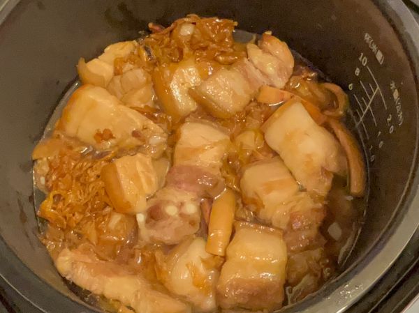 5、炒好後，放入電飯鍋、加水約沒過食材的8分滿，煲湯模式燉滷即可