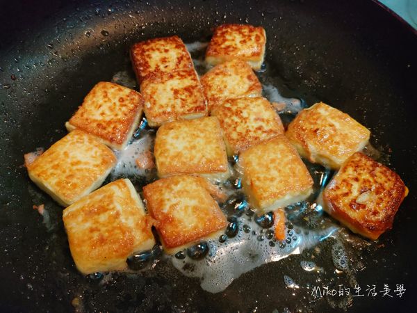 豆腐煎到二面金黃