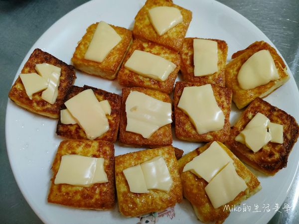 趁豆腐還熱的時候放，撕適量大小的起司片到豆腐表面