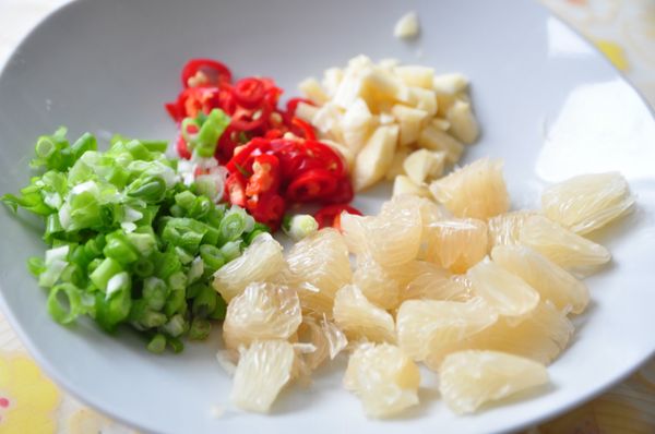 備妥爆香料及柚瓣~