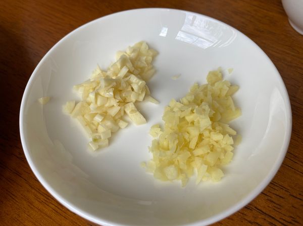 準備蒜末及薑末