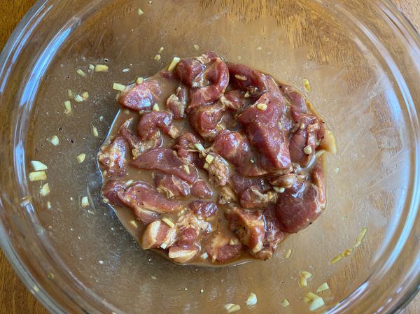 在大碗裡將豬肉片及醃料拌勻直到醬料都吸收進豬肉裡