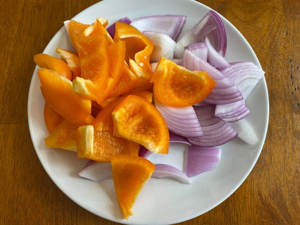 將洋蔥及甜椒切塊