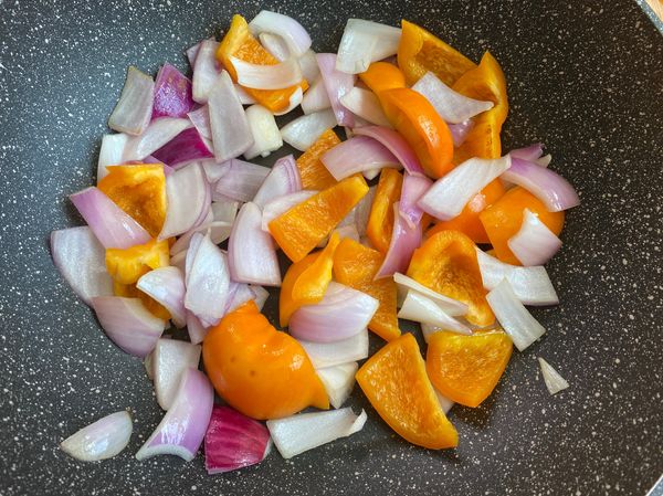 起油鍋，將洋蔥及甜椒炒至個人喜歡的口感（喜歡軟一點的就炒久一點，喜歡清脆一點的就不用炒太久），並加入少許鹽巴