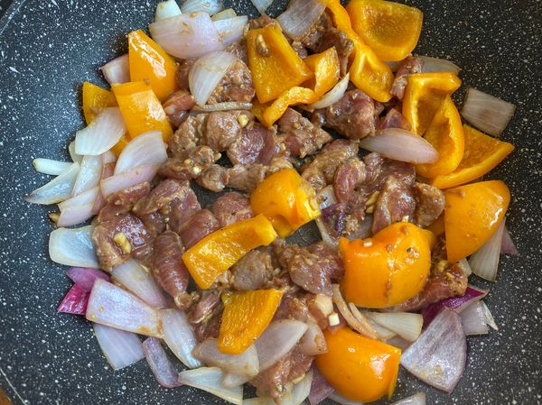 加入醃好的豬肉拌炒至豬肉熟透（拌炒過程中若太乾或黏鍋，可以加入適量的水）