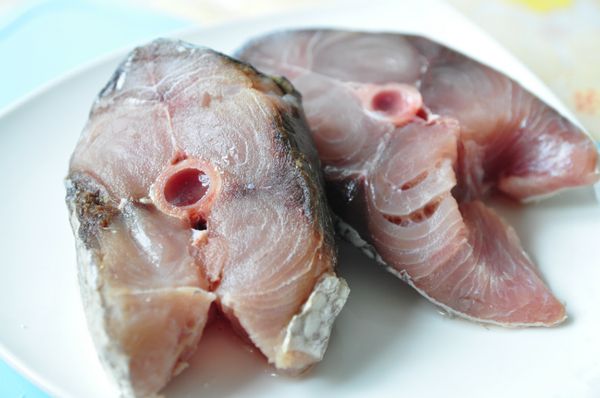 準備黃魽切片
黃魽廣泛分布於全球各大洋的暖水域，無腥味，適合 各種料理。英文稱作Rainbow runner是因為當上鉤時，會躍出水面，水花映出彩虹般的光芒。來自馬紹爾海域的黃甘油脂豐富，可稱為平民的鮭魚。