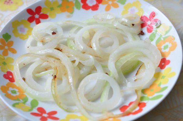 將軟化的洋蔥圈擺入盤底