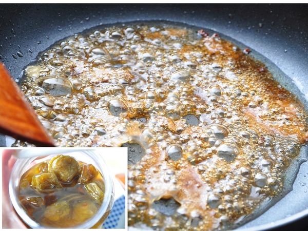 另外用原鍋再加入1大匙油加熱後，放入二砂1大匙加熱煸香，再放入3大匙梅汁與四顆梅子與玉粉粉水煮滾攪拌為芡汁