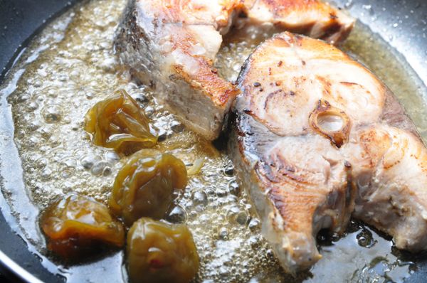 最後將黃魽輪切片放入鍋中滾煮約20秒~