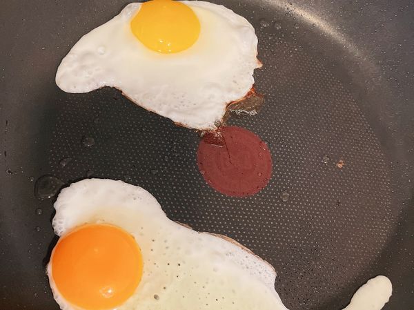 鍋裡放一點油 煎2顆荷包蛋