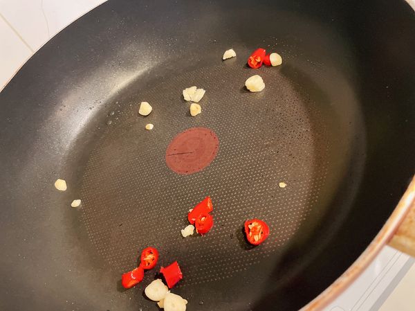 荷包蛋煎好盛起備用
不用加油 放入蒜頭辣椒爆香