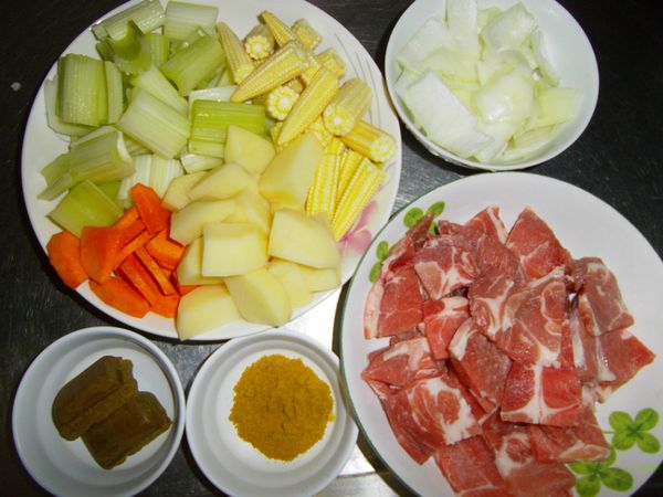 梅花肉切薄片塊，所有蔬菜都切大略大小塊狀，