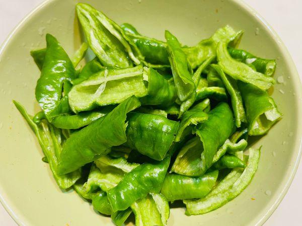 糯米椒洗淨，切段並去除裡面的籽和白色內膜