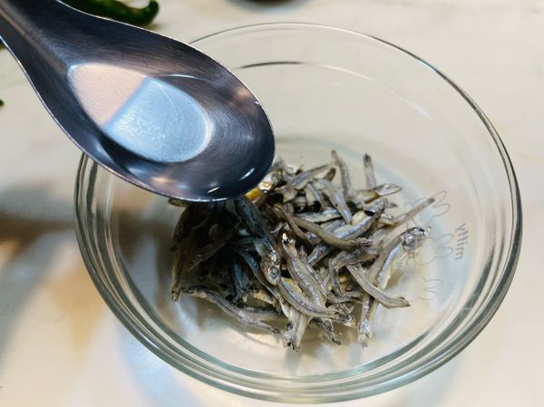 小魚乾倒入米酒混拌，去腥備用