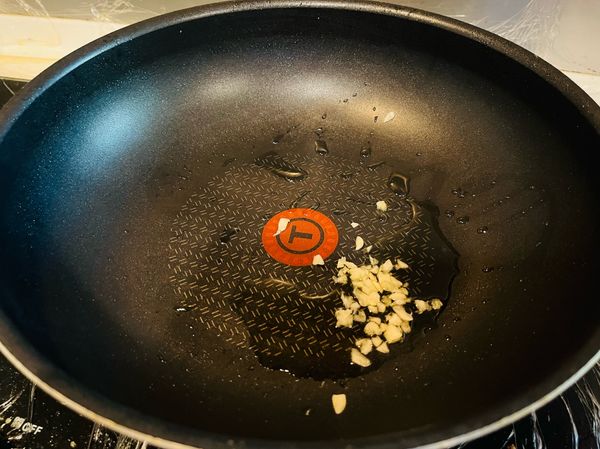 熱鍋倒油，放入蒜末爆香