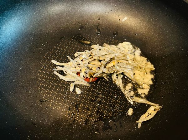 蒜末炒出香味後，即可加入小魚乾拌炒