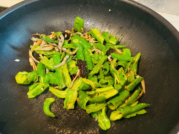 再加入豆豉醬炒出香味