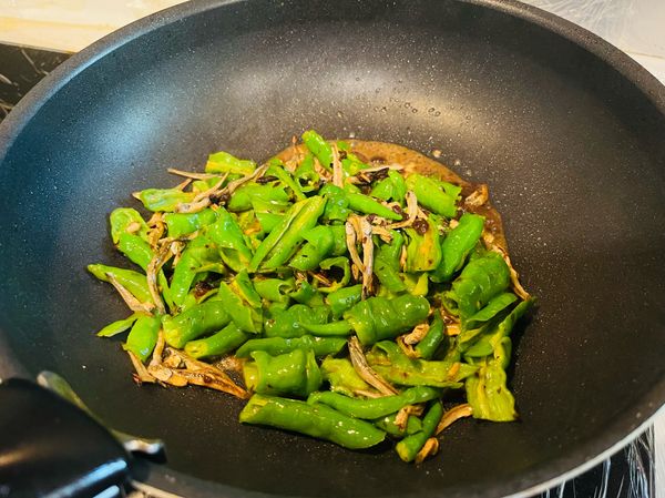 倒入一些水繼續拌炒