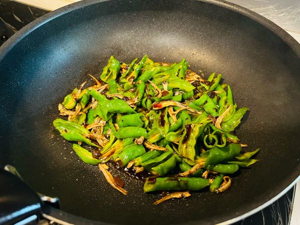 起鍋前加入醬油膏調味，翻拌均勻後即可盛盤