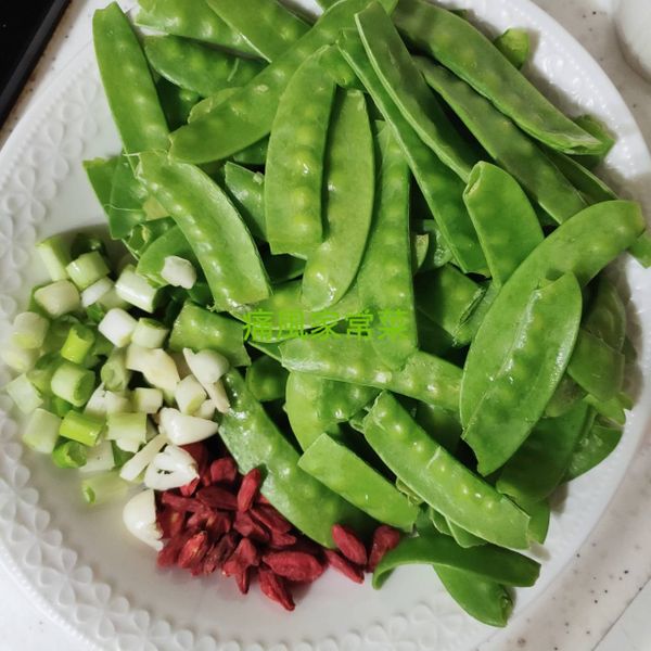 洗淨，大蒜洗淨切片, 清水沖洗、浸泡枸杞。