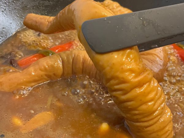 1、約1000毫升滾水+滷汁材料，煮沸後，放入肥腸燉滷40分鐘
2、取出肥腸，放涼風乾