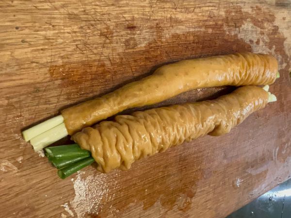 4、將蔥塞入肥腸