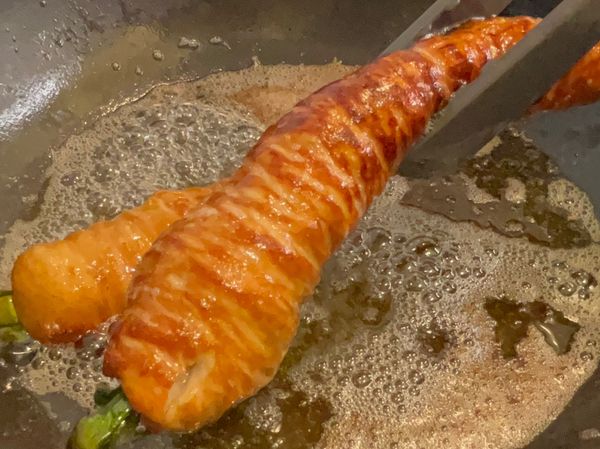 5、油鍋油熱，小火將肥腸油炸至外皮酥脆即可（記得油熱後，小火慢炸，因為肥腸外皮沾裹糖，容易焦掉，所以小火慢炸）