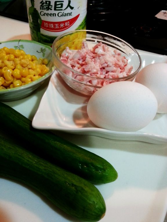 培根片切小丁~~跟玉米還有雞蛋拌勻就可以^^加入少許的鮮味炒手~~