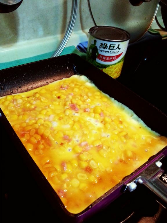 鍋子加熱之後放少許油!倒入蛋液就可以囉!