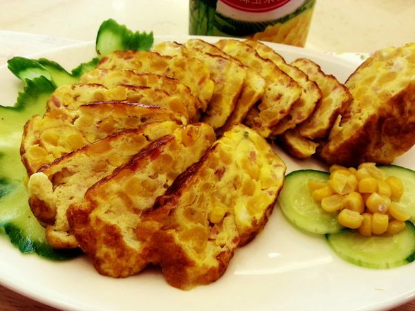 切薄片擺上餐盤囉~~~用半條小黃瓜稍稍做裝飾即可^^