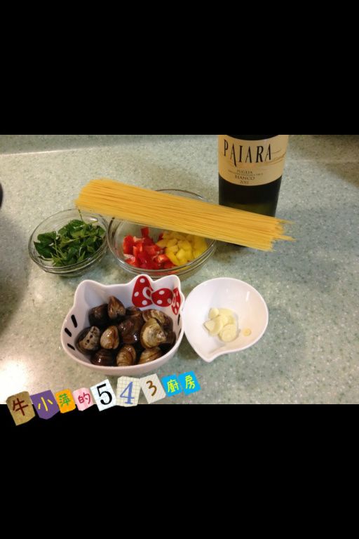 備料。蛤蜊洗淨吐完沙、九層塔洗淨，黃、紅椒切小丁，蒜切片，一人份的天使麵。