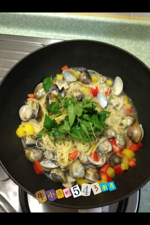 快完成時拌入九層塔，即完成白酒蛤蜊義大利麵。