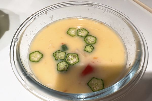 加入二顆蛋及等量水稀釋並且過篩。再切秋葵薄片裝飾。