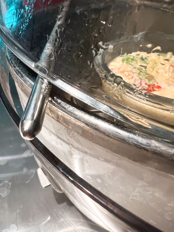 蒸七分鈡時，用一支筷子撐住不要緊閉鍋蓋。