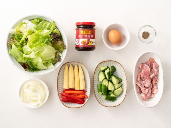 準備好所有食材。松阪豬切片、萵苣切小塊、小黃瓜切滾刀、甜椒與洋蔥切粗絲