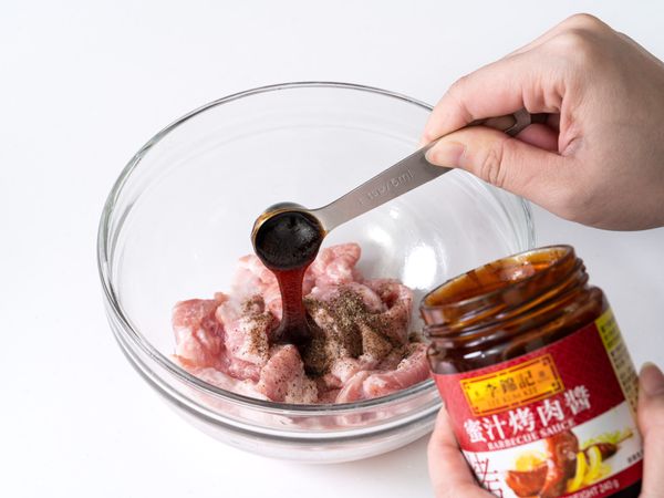 松阪豬加入醃料抓勻，醃 10 分鐘