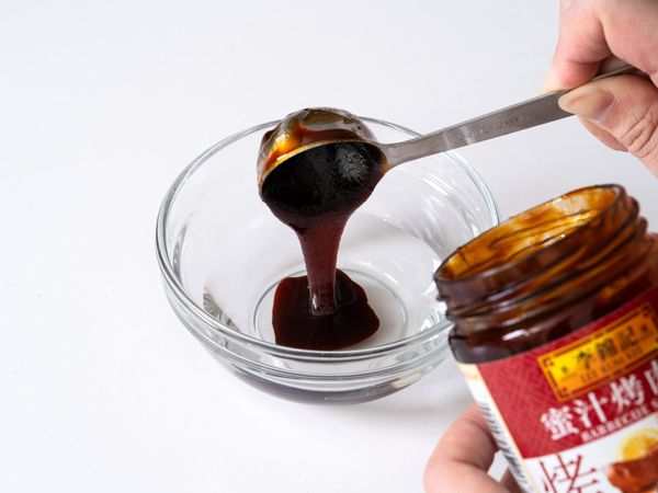 蜜汁烤肉醬與 3 大匙水拌勻成醬汁