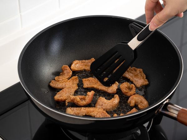 鍋中放入少許油，將松阪豬煎至兩面金黃後盛起